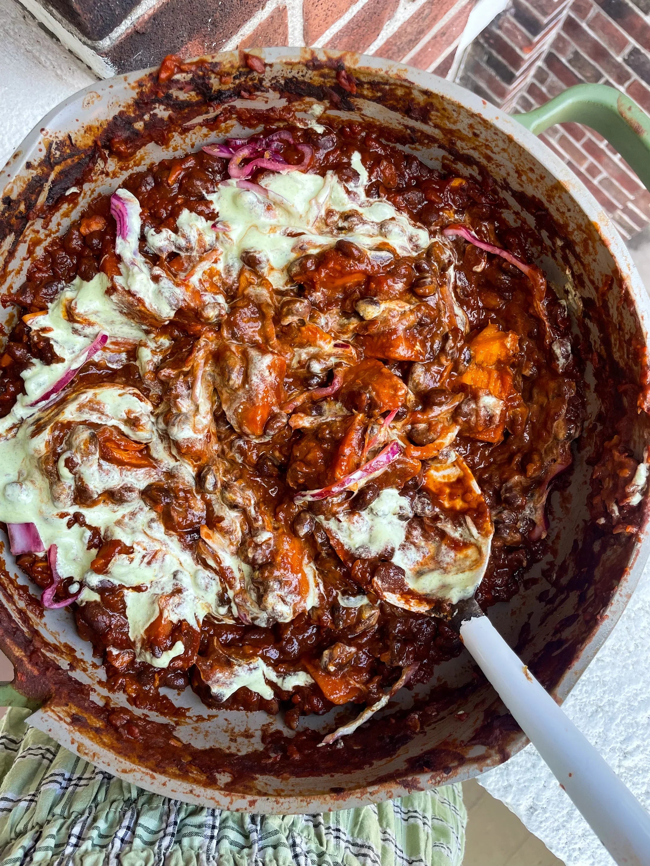 bean-recipe-chipotle-black-bean-sweet-potato-chilli-with-coriander-yoghurt-boldbeanco